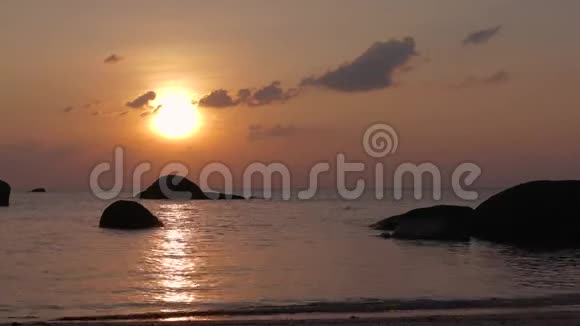 美丽的热带日落日落时水面上有小涟漪视频的预览图