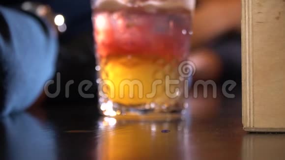 有鸡尾酒的酒吧柜台有人把杯子放在前面视频的预览图