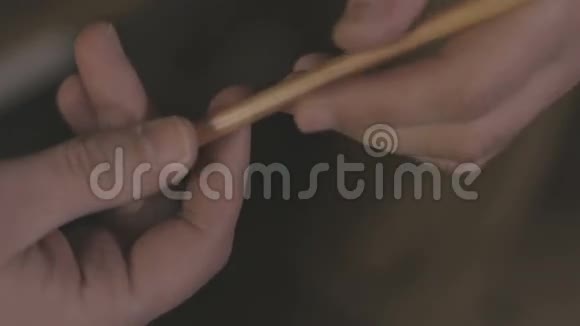 艺术家用铅笔的手视频的预览图
