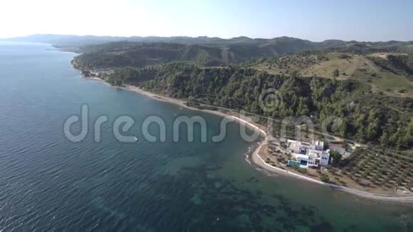 在希腊哈尔基迪基的NeaSkioni地区用无人驾驶飞机向前看海岸和树木视频的预览图