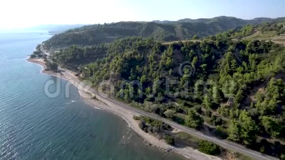 在希腊哈尔基迪基的NeaSkioni地区用无人驾驶飞机向前看海岸和树木视频的预览图