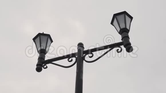 街上的双古董灯灯笼路灯烛台视频的预览图