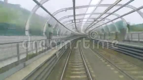 在现代火车上快速过境视频的预览图