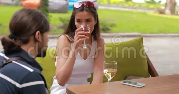 两个约会男人和女人坐在桌旁说话视频的预览图