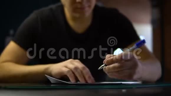 年轻人在桌子上画一幅素描来纹身他在纸上画了一幅画视频的预览图