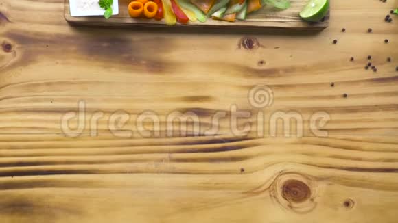 烧烤餐厅用蔬菜装饰的烤鱼木制桌子上有蔬菜的食物组成鱼烧烤视频的预览图