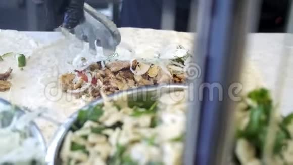 准备沙瓦玛的过程厨师摆放食材关门视频的预览图