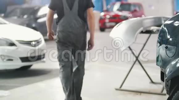 汽车修理服务保险杠和机器后部的焦点带着大瓶子在后面的人视频的预览图