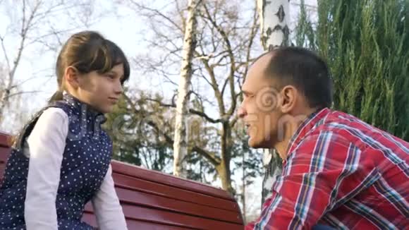 在公园特写镜头里父亲在长椅上说女儿视频的预览图
