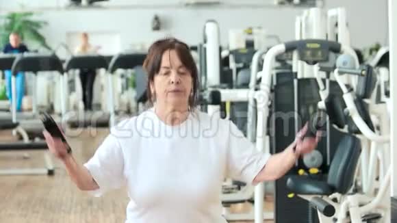 老年妇女跳绳视频的预览图