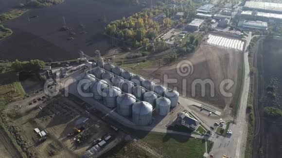 农业粮仓储罐在筒仓附近飞行空中景观视频的预览图