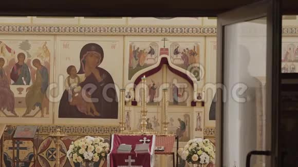 在东正教教堂非常漂亮的雕像视频的预览图