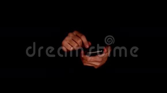 男人拿着智能手机专注于手和手机设备通信技术视频的预览图