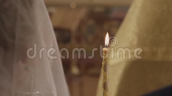 牧师在婚礼仪式上在教堂祈祷并为新婚新娘和新郎戴上戒指视频的预览图