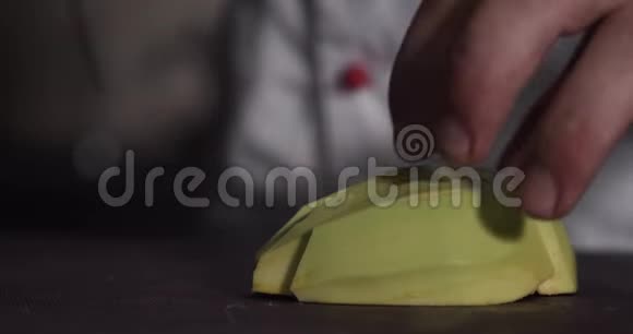 切牛油果的菜刀靠近厨师视频的预览图