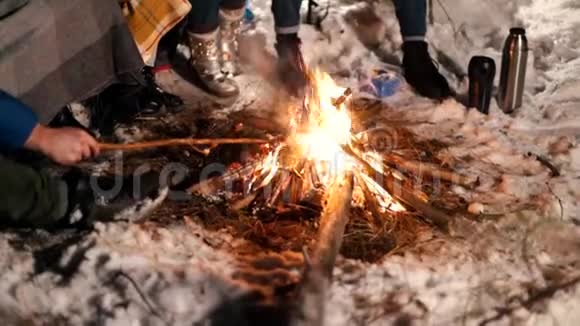 篝火晚会点燃了冬林中的火种夜间视频的预览图