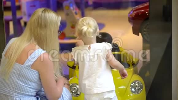 现代家庭的购物日小女孩在她想要礼物的玩具上表演这个小白毛孩长得真漂亮视频的预览图