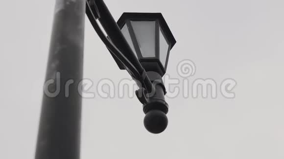 街上的双古董灯灯笼路灯烛台视频的预览图