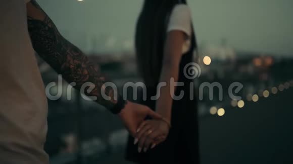 女人牵着男人的手在夜城散步视频的预览图