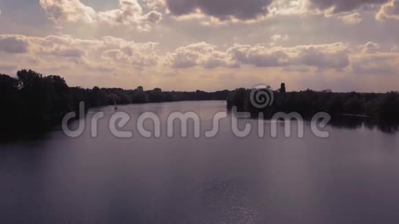 飞越湖面水面反射阳光和两艘帆船视频的预览图