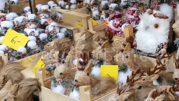 圣诞和新年装饰以帽子松鼠猫头鹰和其他圣诞节雪人的滑稽形象的形式出现视频的预览图