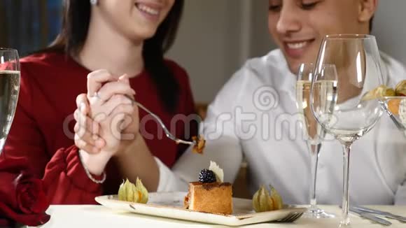 浪漫和爱情事务年轻夫妇在约会一个女人用美味的甜点喂她的男人一对夫妇在笑视频的预览图