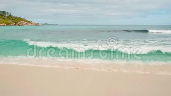 日落时岛上海滩上的景观波浪断裂美丽岛屿上的海浪4k5994fpsAnseCocos海滩LaDigue岛Se视频的预览图