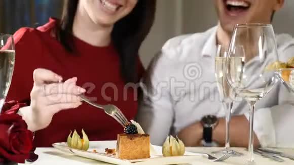 浪漫和爱情事务年轻夫妇在约会一个女人用美味的甜点喂她的男人一对夫妇在笑视频的预览图