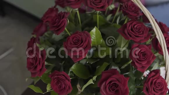 每天用红色玫瑰花束关闭旋转相机围绕花朵视频的预览图