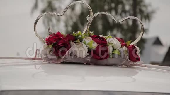 婚礼装饰和风景在车顶观赏金环视频的预览图