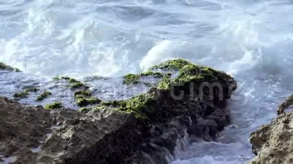 海浪拍打海岸行动波浪冲击岩石海浪拍打在小岩石上视频的预览图