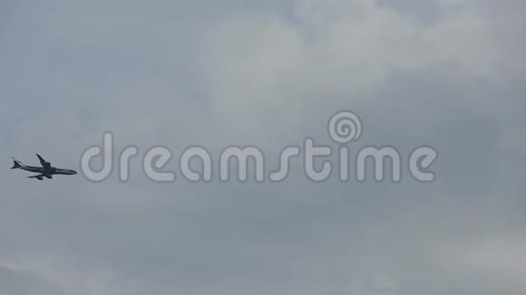 飞机在多云的天空中飞行具有蓝天背景的轮廓翱翔的飞机现代交通视频的预览图