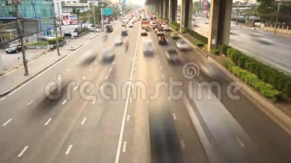 黄昏时高速公路堵车视频的预览图