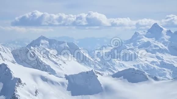 阳光明媚的一天高加索雪山的全景视频视频的预览图