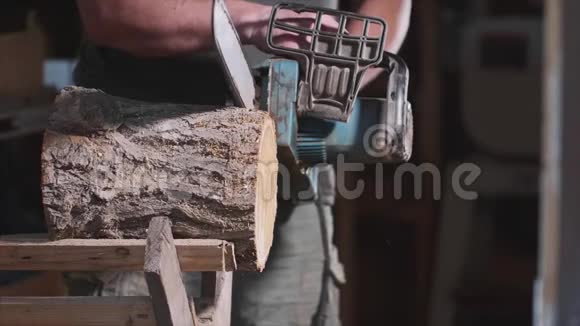 一个人在木工上用电锯锯木头动作慢视频的预览图