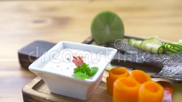 烤鱼装饰新鲜蔬菜和香料调味食品食品造型带蔬菜的烤鱼视频的预览图