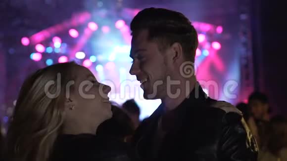 有魅力的男人和女人在音乐节上跳舞和接吻快乐视频的预览图