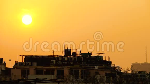 新德里的日落视频的预览图