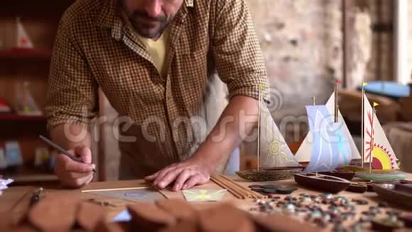 天才的细木工为木船造帆视频的预览图