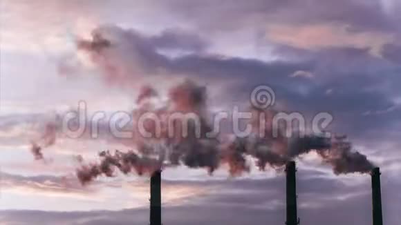 黎明时大型工业管道冒烟环境污染时间流逝视频的预览图
