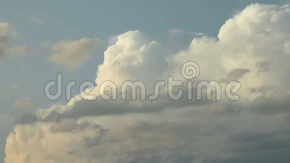 时间间隔云浮在蓝天上风把云彩吹过天空视频的预览图
