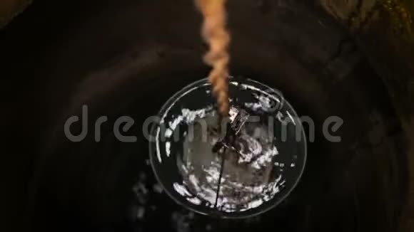 一桶干净的水从一个村子的水井里冒出来视频的预览图