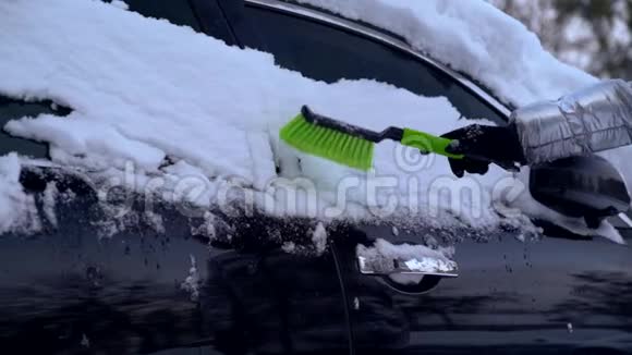 从汽车侧窗刷雪视频的预览图