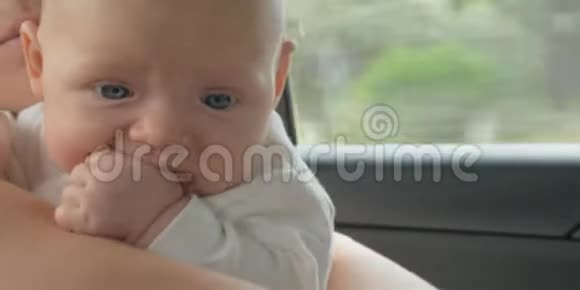 安静的宝宝和妈妈一起坐车旅行视频的预览图