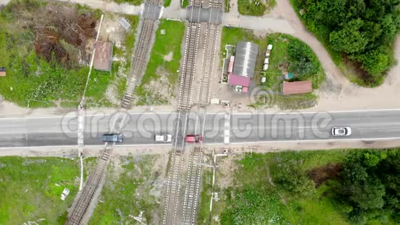 铁路和过往列车的空中录像视频的预览图