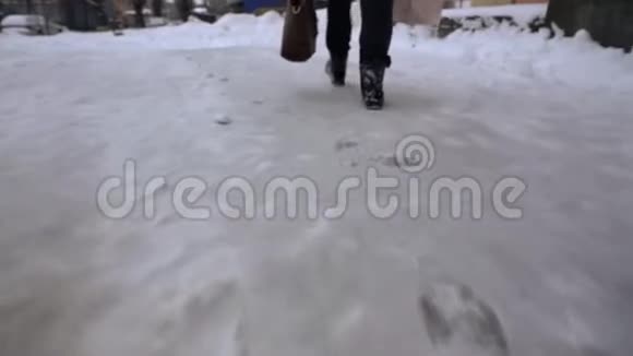 在白雪覆盖的地面上行走的人视频的预览图