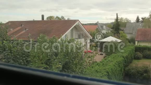 从火车窗口的乡间别墅视频的预览图