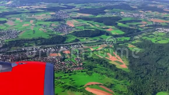 从飞机的窗口俯瞰德国的城市和田野视频的预览图