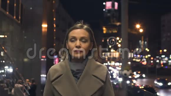 美丽成功的女性走在明亮的城市街道上慢动作视频的预览图