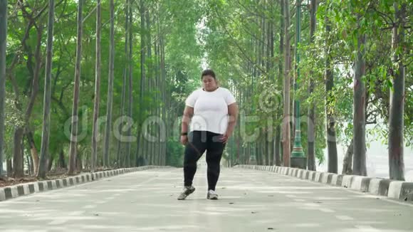 肥胖妇女通过跑步锻炼身体视频的预览图